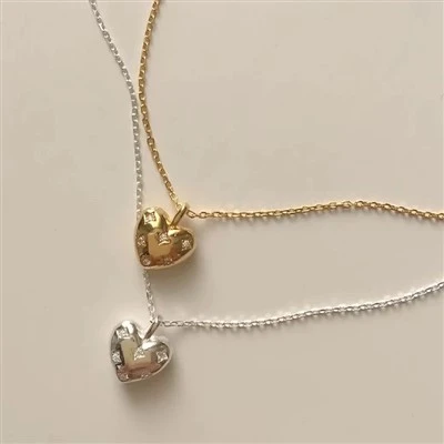 膨らんだ舗装ハートのネックレス