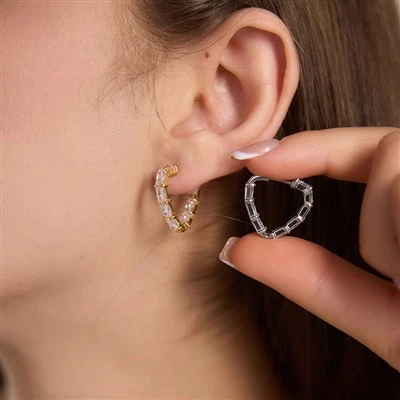 トライアングル CZ ハギー イヤリング